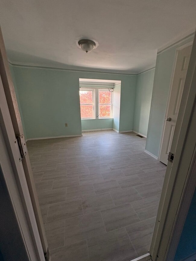 Building Photo - Section 8 Eligible-Spacious 3-4 Bedroom House, Yard, Parking-York City SD