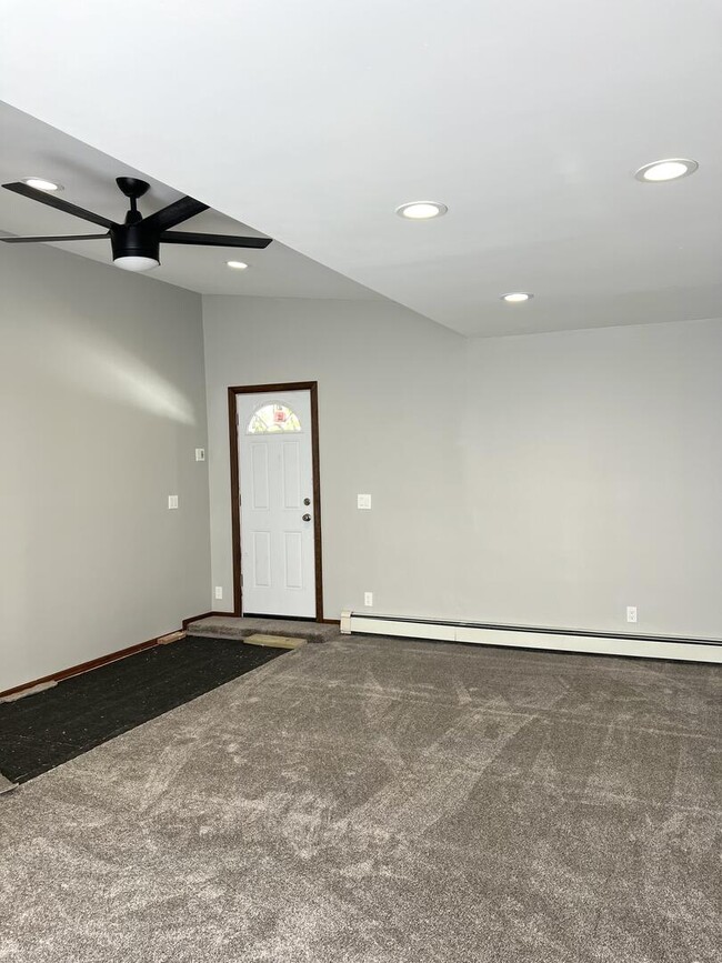 Large livingroom/kitchen combo - 171 Sherry St