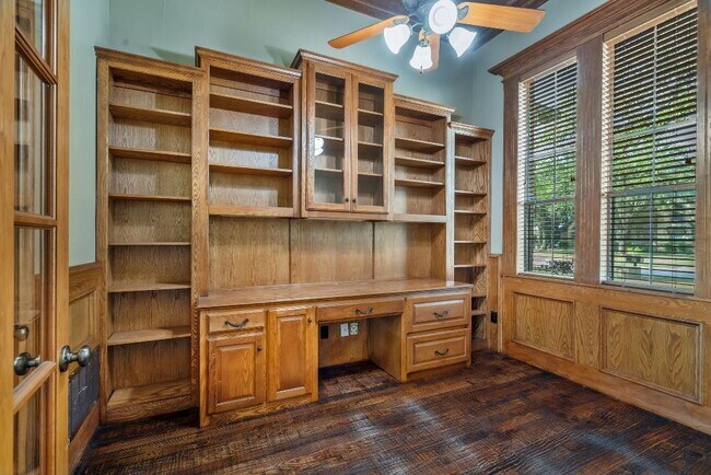 Building Photo - "Luxurious 5-Bed, 4-Bath Retreat in Grapevine - Expansive 4,428 Sq. Ft. Haven in Carroll ISD!"