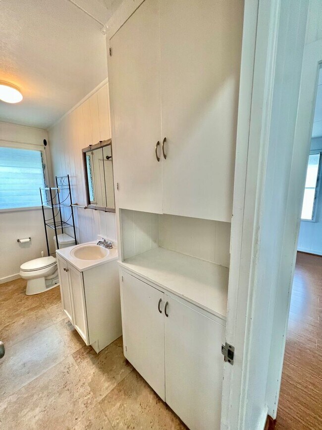 Building Photo - Bright and Breezy Manoa Living. Spacious 3...