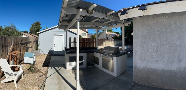 Building Photo - 4 Bedroom + Office / 2.5 Bathroom Redlands...