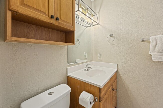Building Photo - 906 Oleander Ln