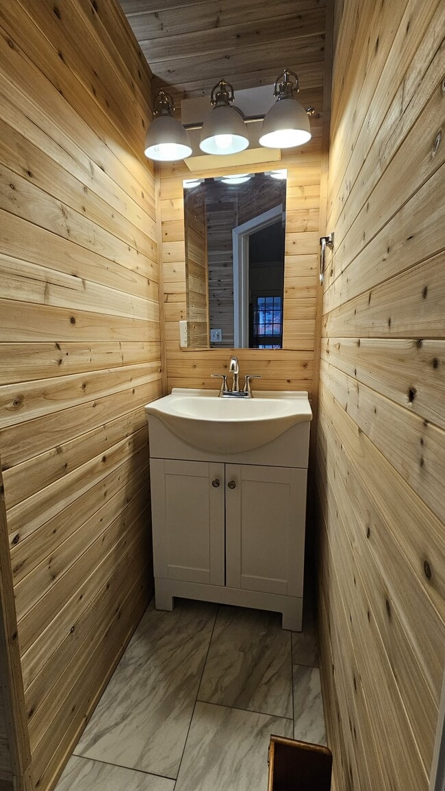 Building Photo - 7201 Cedarfield Rd