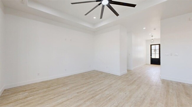 Building Photo - 4867 N Oakland Ln