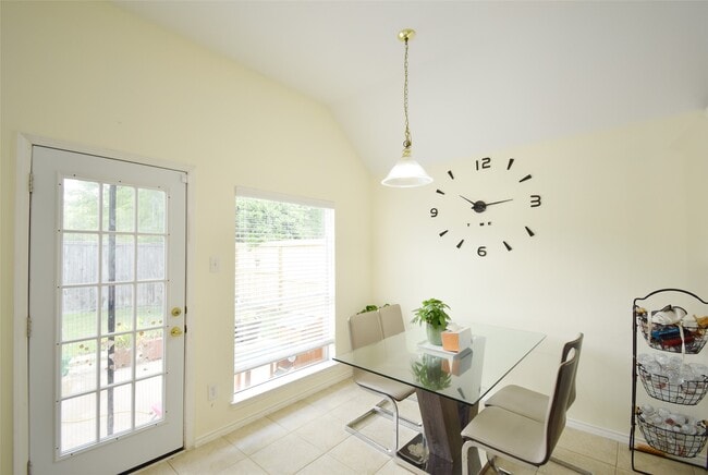 Building Photo - 3219 Summerland Dr