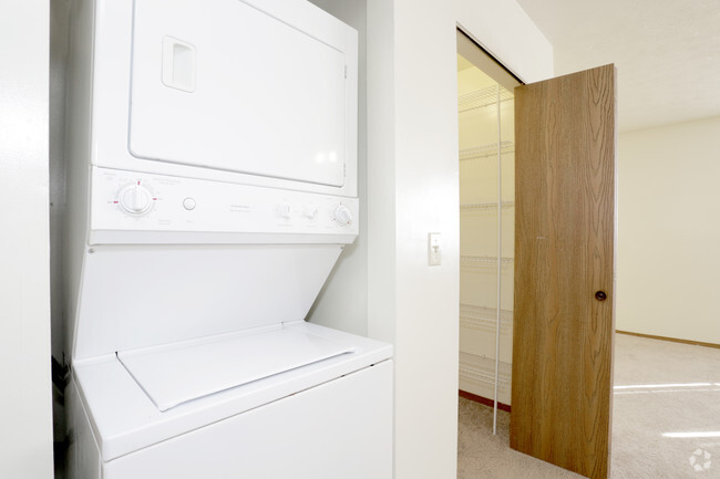 2 Bedroom 2 Bath - In-unit Laundry - Crestwood