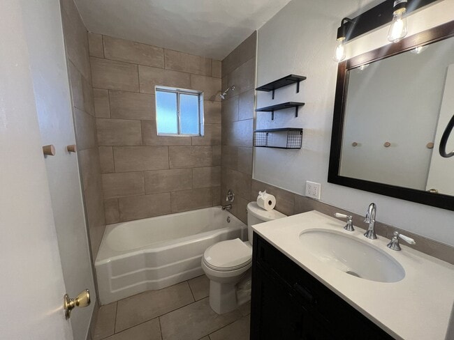 Building Photo - Beautifully Renovated 3 Bed 2 Bath on 17th Av South of Northern