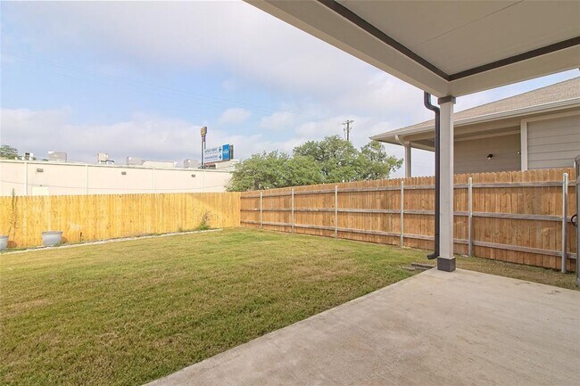 Building Photo - 200 Geminiflora Bend