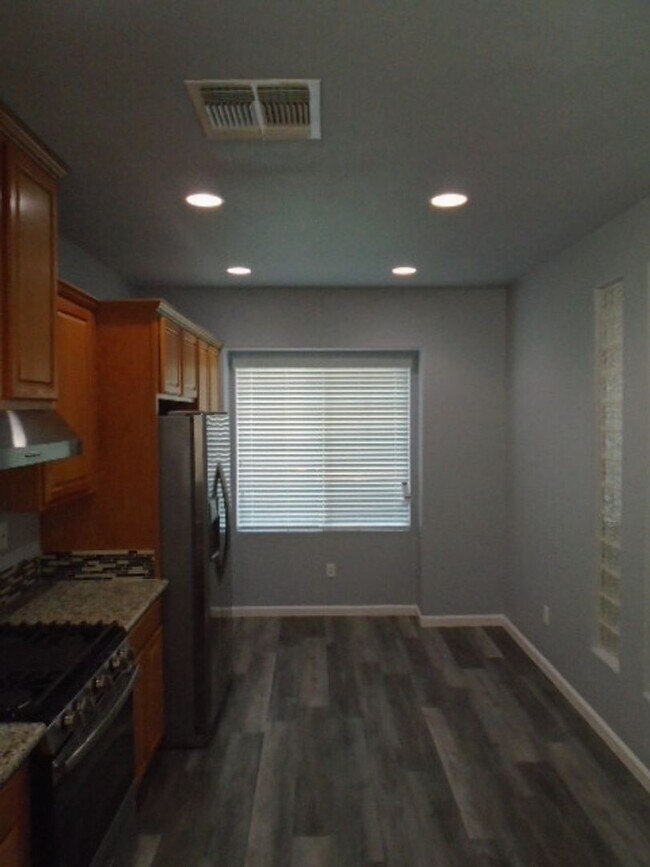 Building Photo - BEAUTIFUL WHITNEY OAKS HOME WITH 3+ BEDROOMS, 3 FULL BATHS, & 2 CAR GARAGE!