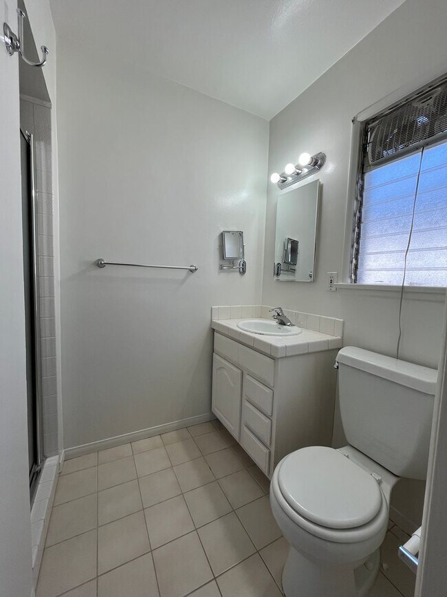 Building Photo - Sherman Oaks 3+2 w/appliances, family room, central air + more! (13627 Huston)