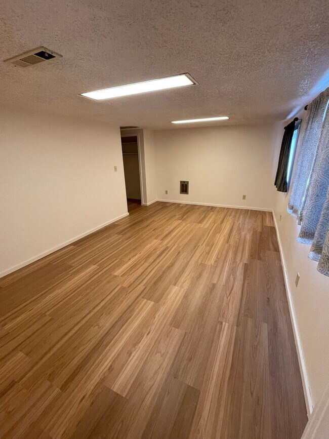 Building Photo - Convieniently located charming home with m...