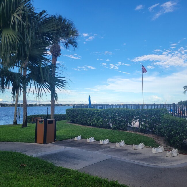 Building Photo - 825 Center St