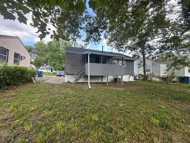 Building Photo - 3 bedroom 1 bathroom single-family