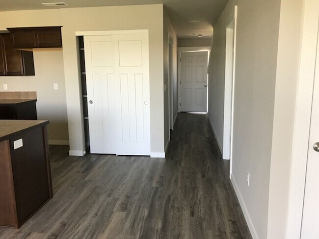 Building Photo - Lovely Townhome in the Cimarron Terrace To...