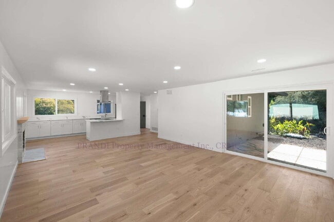 Building Photo - Sun Valley Triplex, Fully Renovated with Attention to detail