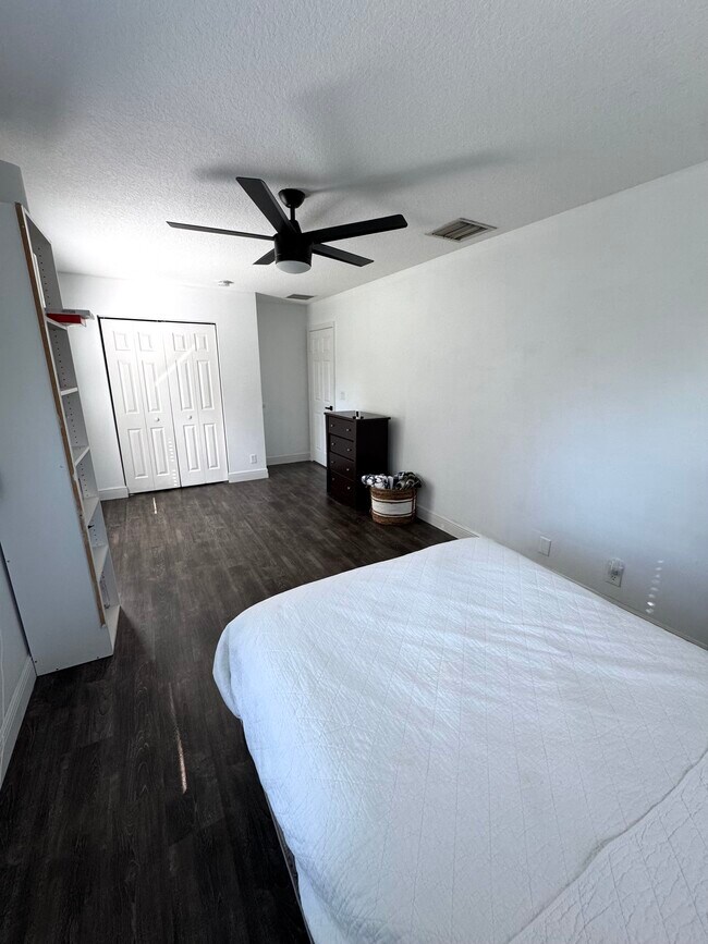 Building Photo - 1146 NE Coy Senda