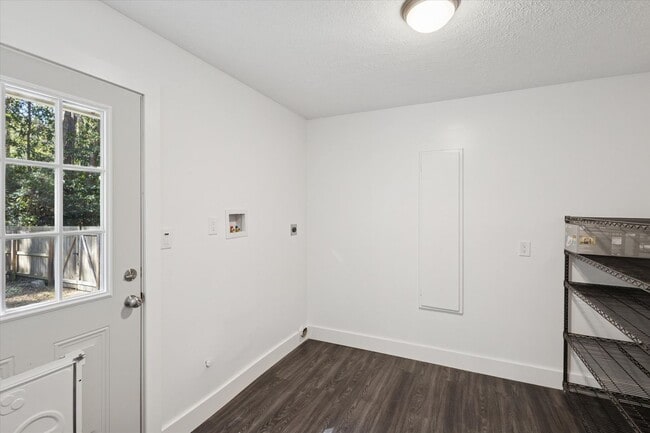 Building Photo - MOVE-IN READY! (Pet Friendly)