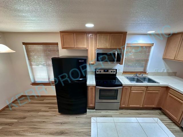 Building Photo - Spacious 3-Bed Oasis with 1.5 Baths in Portland – Your Next Home Awaits!
