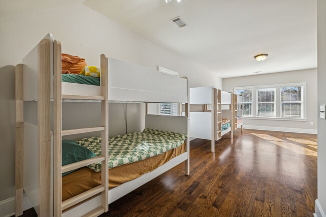 Building Photo - 594 Lake Haven Dr