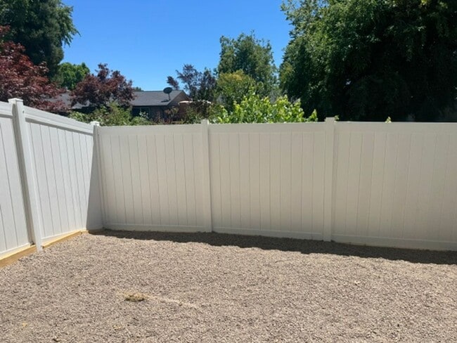 Building Photo - TOWNHOMES OF OAK COURT!!  REMODELED 2 BEDROOM