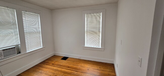 Building Photo - 208 Main St