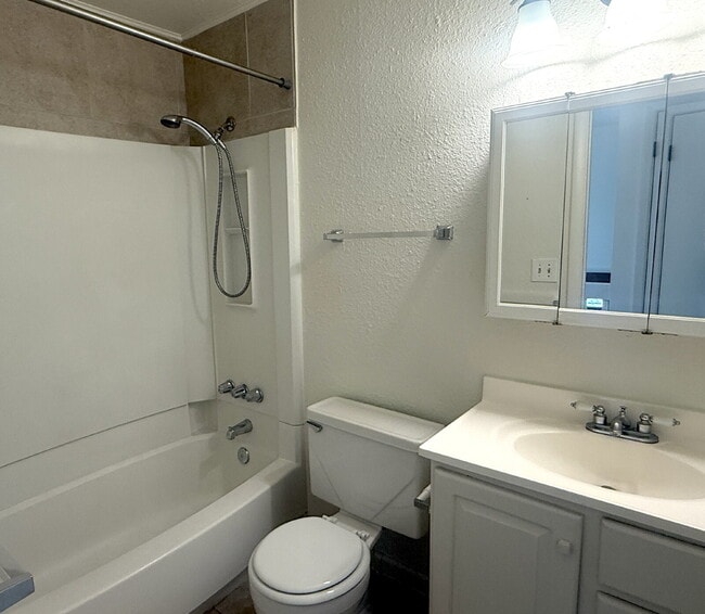 Building Photo - Spacious 4 Bedroom Home in Meadowood Neighborhood in East Aurora and Minutes to Buckley SFB