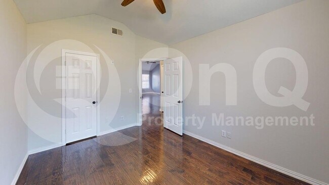 Building Photo - 8108 Bells St