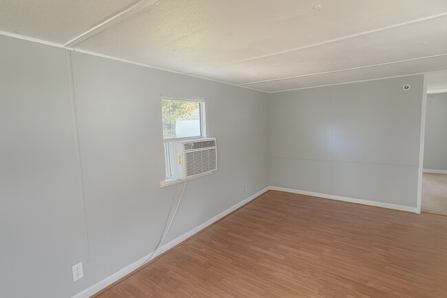 Building Photo - Cozy 2 Bedroom Mobile Home - Northside Com...