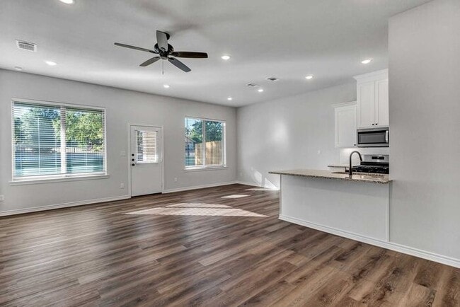 Building Photo - Available Now! 3 Bedroom 2 Bathroom in Sou...