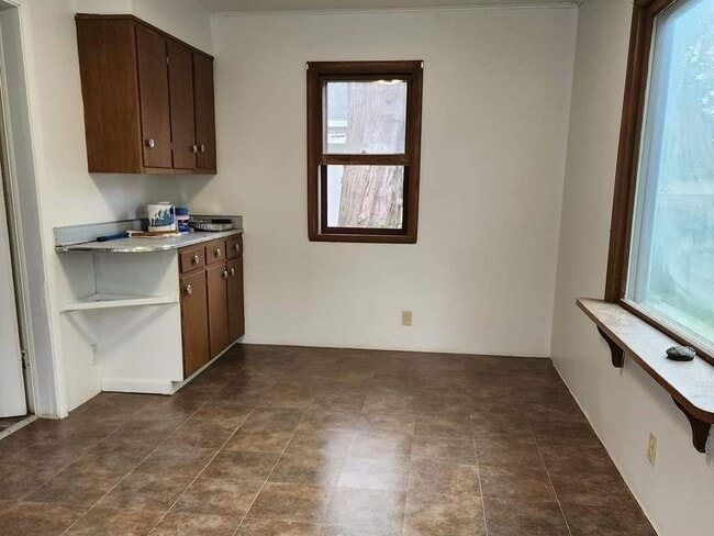 Building Photo - 115 E Somo Ave