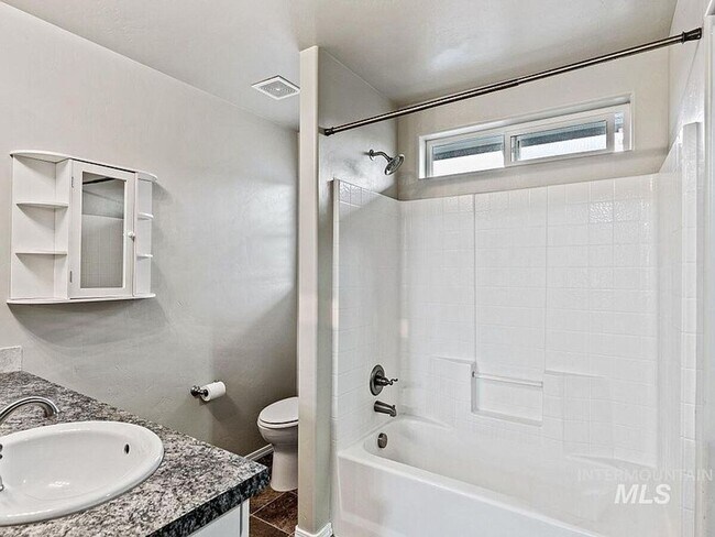 Building Photo - Immaculate/Charming Home in NW Meridian