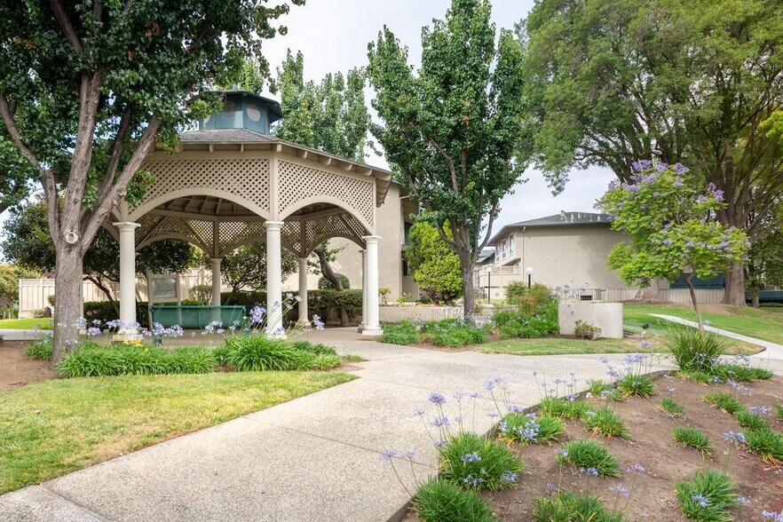 Building Photo - 7130 Rainbow Dr