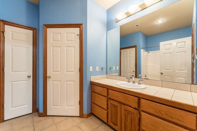 Building Photo - Beautiful spacious 3 bedroom home with a p...