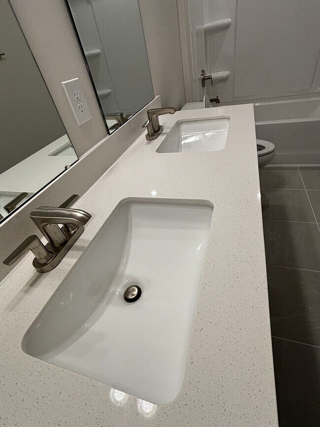 Building Photo - Luxury- New Construction