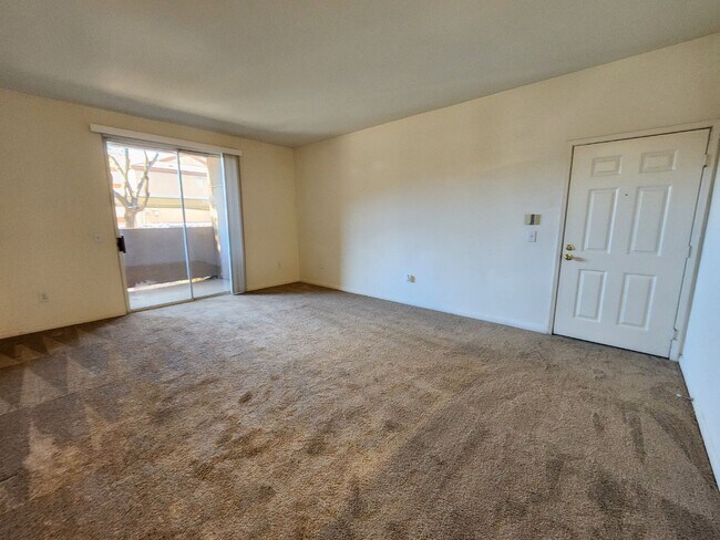 Building Photo - Fantastic, well maintained 2 bedroom condo.