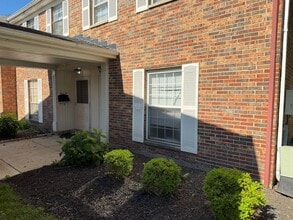 Building Photo - 2 bed 1 1/2 bath condo