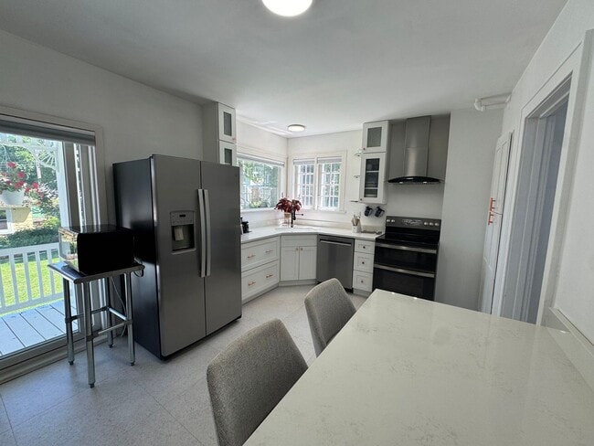 Building Photo - 3 Bedroom, 1.5 Bath, Furnished Home in Houghton