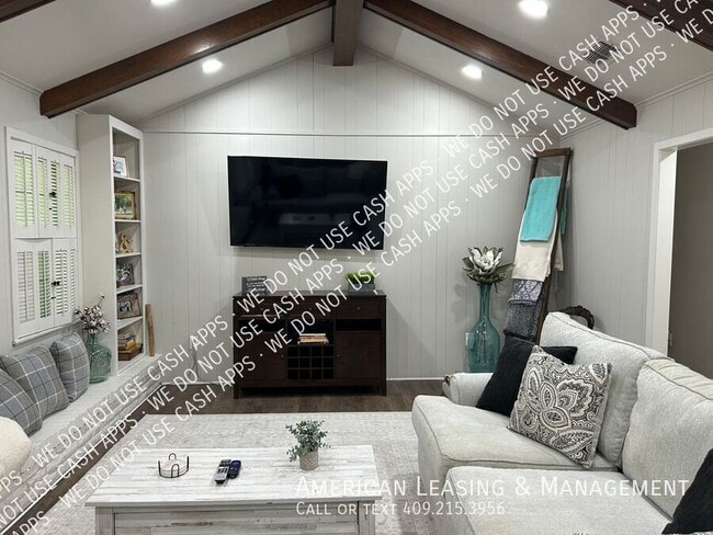 Building Photo - 1503 Robinhood Ln