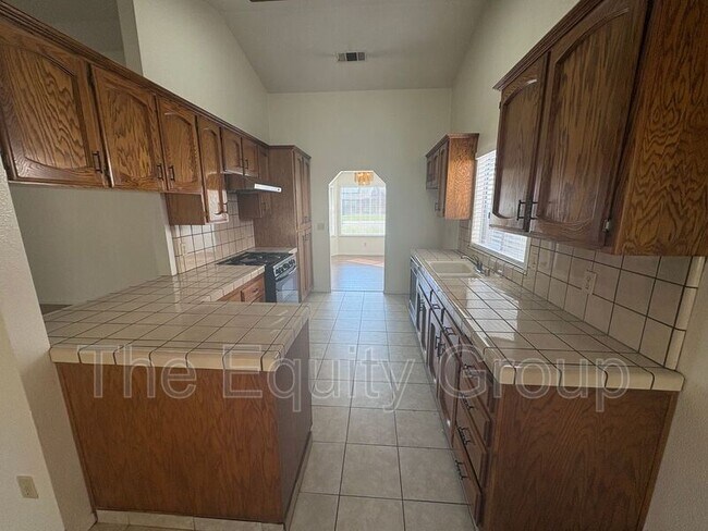 Building Photo - 5936 W Oak Ave