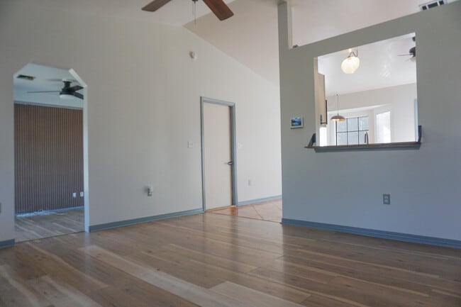 Building Photo - 6 Flora Cove