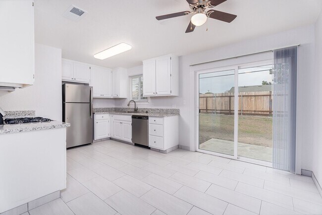 Building Photo - 6037 N Haven Dr