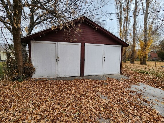 Building Photo - F99if500 (Duplex) ***