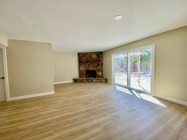 Building Photo - RECENTLY RENOVATED 4 BED, 2.5 BATH HOME ON CORNER LOT