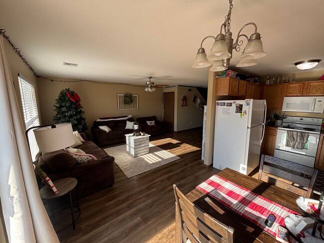 Building Photo - Your Dream Home Awaits – Gorgeous 4 Bed / 2.5 Bath with Spacious Backyard & Attached Garage