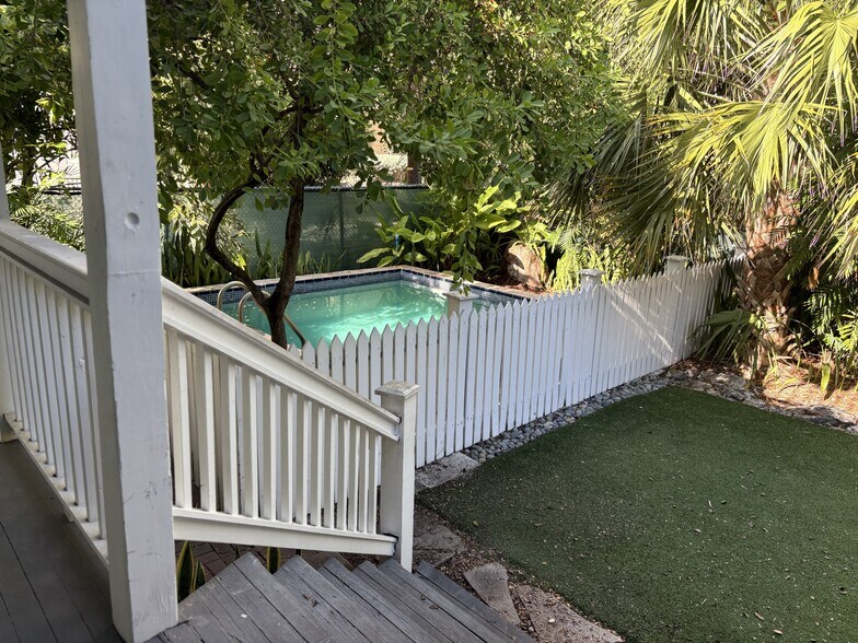 Private Pool - 1017 White St