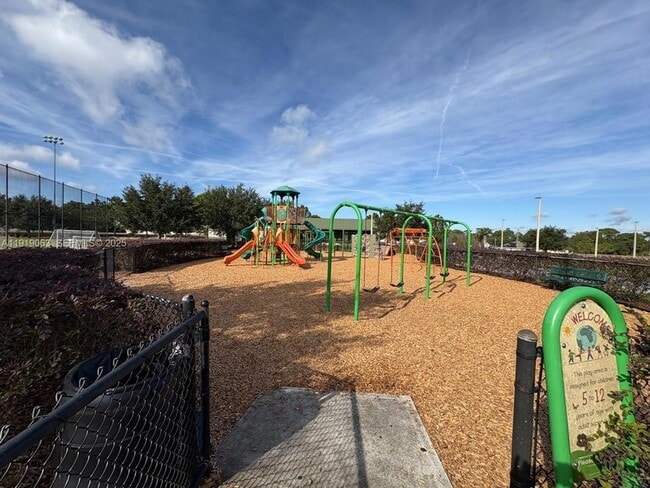 Building Photo - 833 Colville Dr