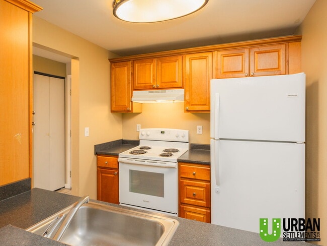 Building Photo - 6121 E 6th Ave