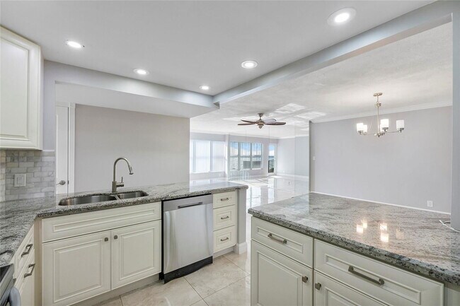 Building Photo - 405 N Ocean Blvd