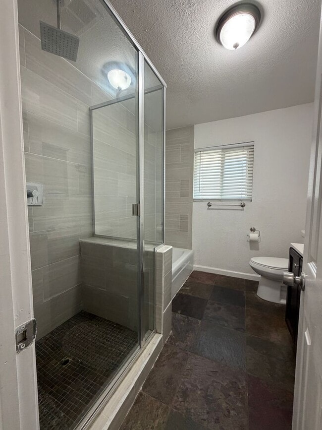 Building Photo - Charming 2-Bed, 1.5-Bath Home with 2-Car Garage in Hesperia, CA!