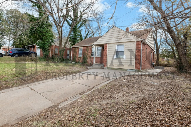 Building Photo - 3627 E 10th St N